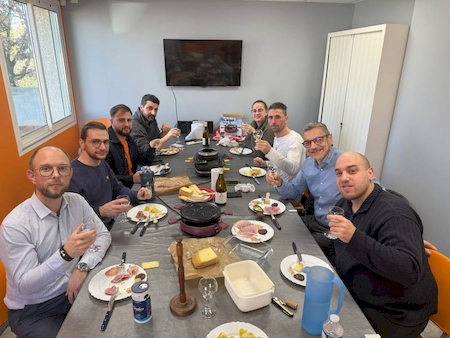 Nos équipes se réunissent autour d'une raclette. Un moment de partage et de cohésion.