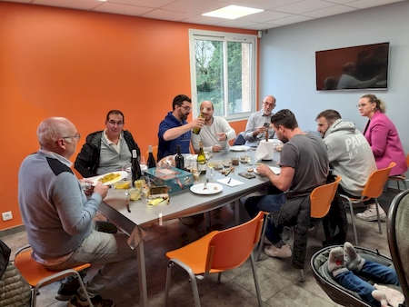 L'équipe de Clean Elec se réunit pour une dégustation de Noel